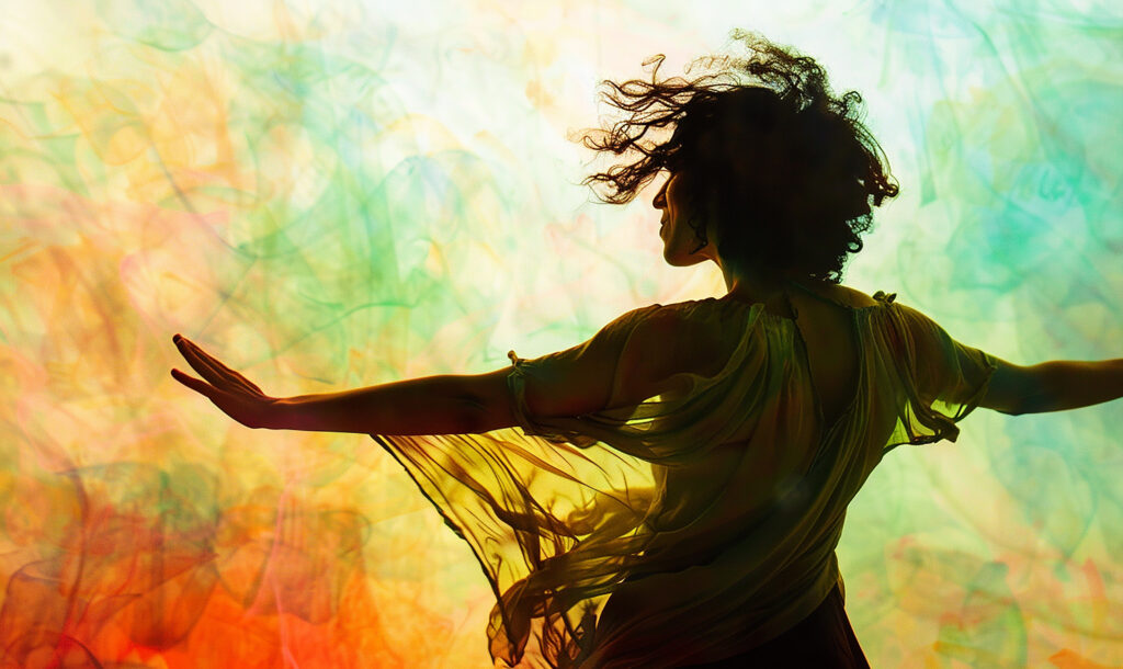 une femme qui exprime sa créativité en dansant.