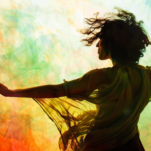 une femme qui exprime sa créativité en dansant.